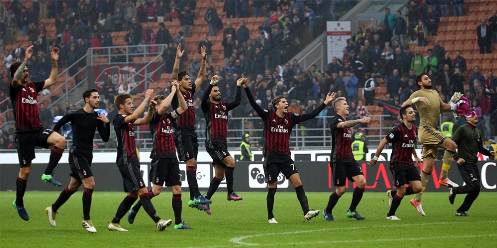 Un'immagine della gioia rossonera dopo la vittoria sul Pescara all'andata