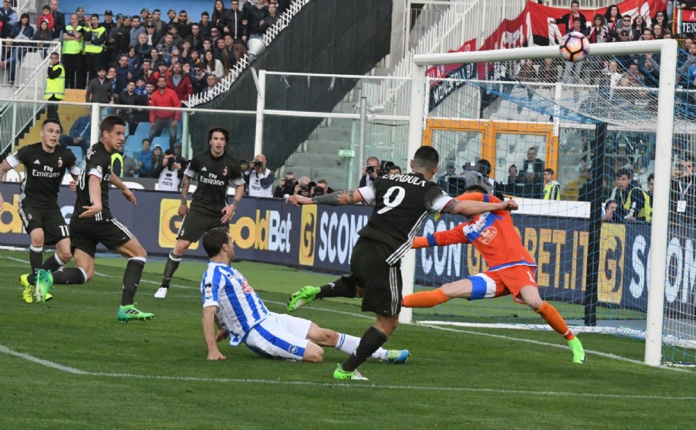 Una fase di gioco di Pescara-Milan 1-1