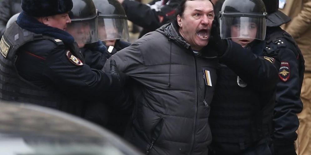 Nuovi arresti a una manifestazione non autorizzata a Mosca.
