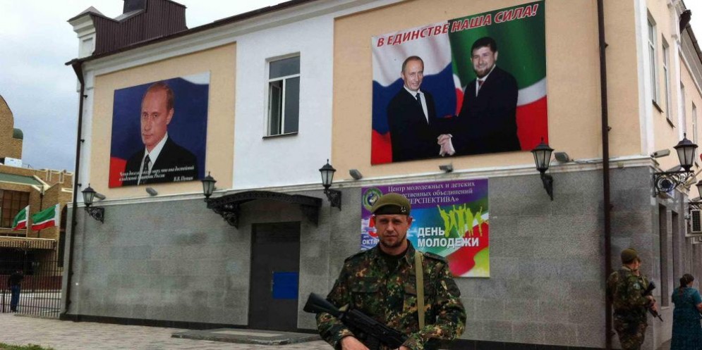 Manifesti che ritraggono Putin e Kadirov a Grozny, in Cecenia.