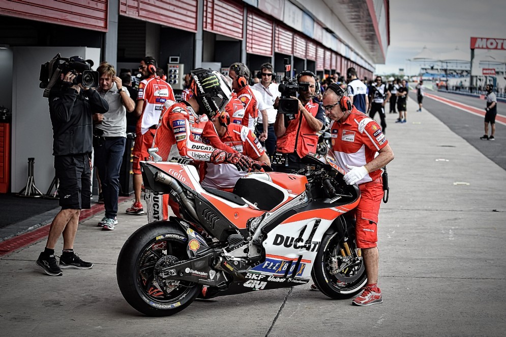 Jorge Lorenzo in corsia dei box vicino alla sua Ducati