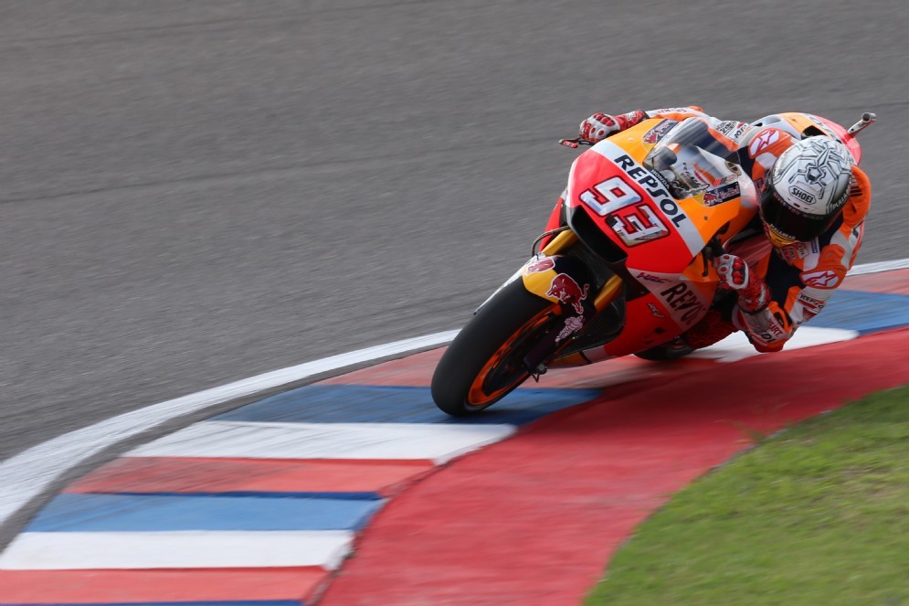 Marc Marquez in sella alla sua Honda sulla pista di Termas de Rio Hondo