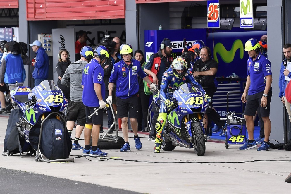 Valentino Rossi esce dai box durante le qualifiche
