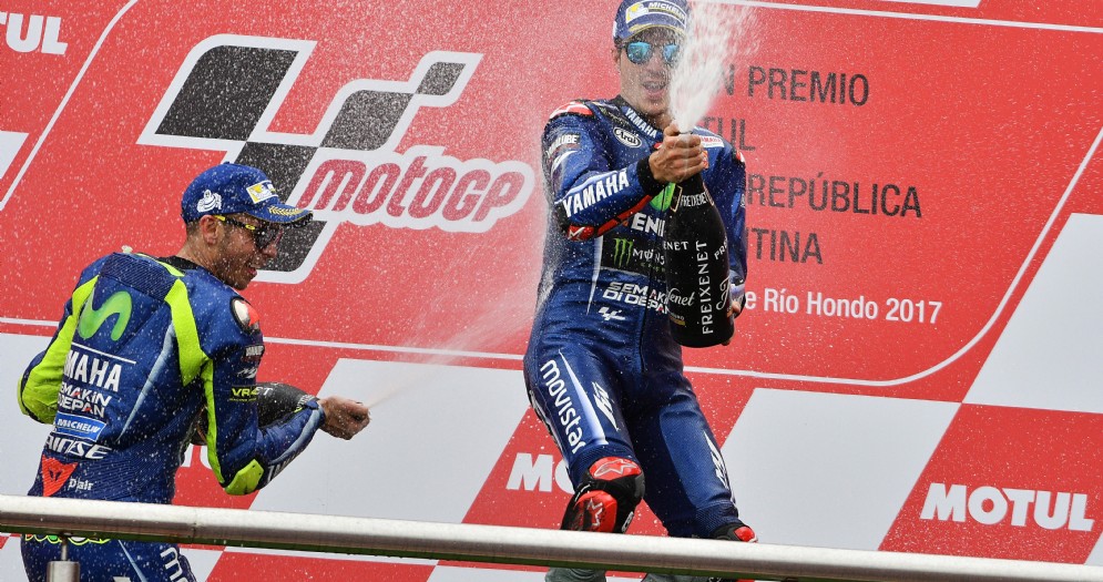 Maverick Vinales e Valentino Rossi sul podio in Argentina