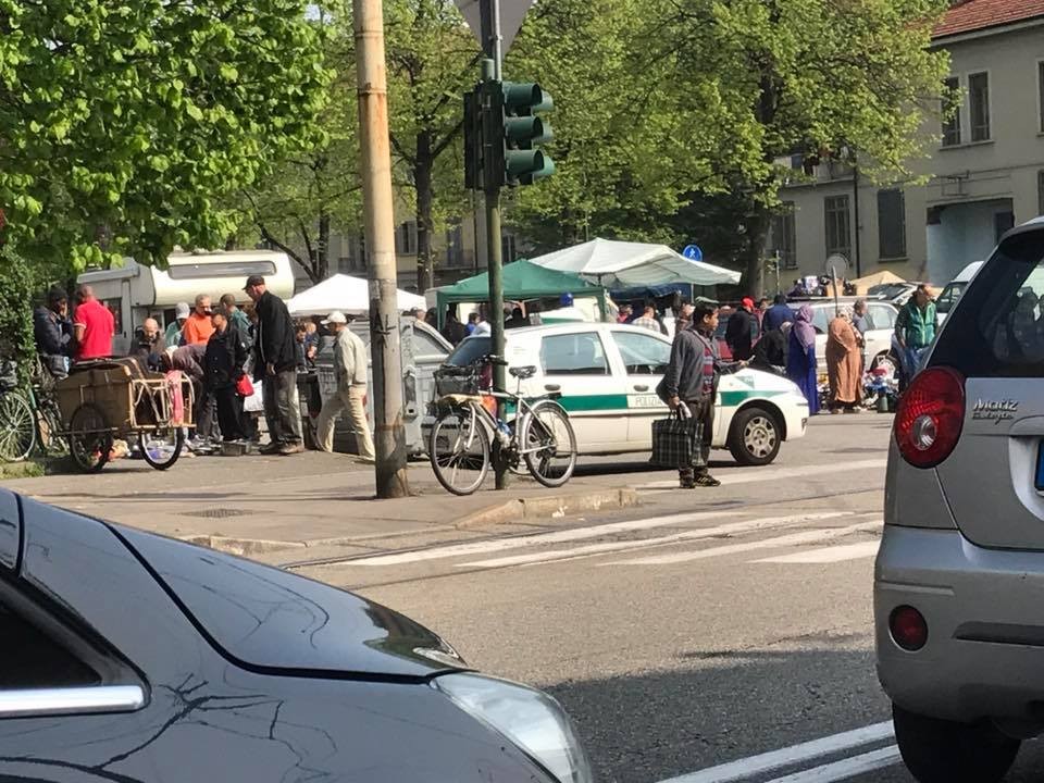 L'auto della polizia municipale presidia il "Suk"