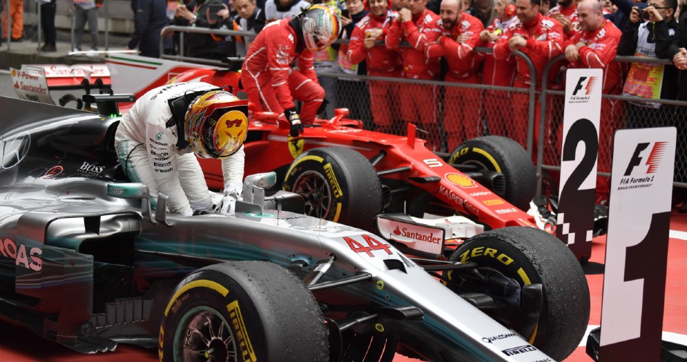 Lewis Hamilton e Sebastian Vettel fianco a fianco nel parco chiuso di Shanghai