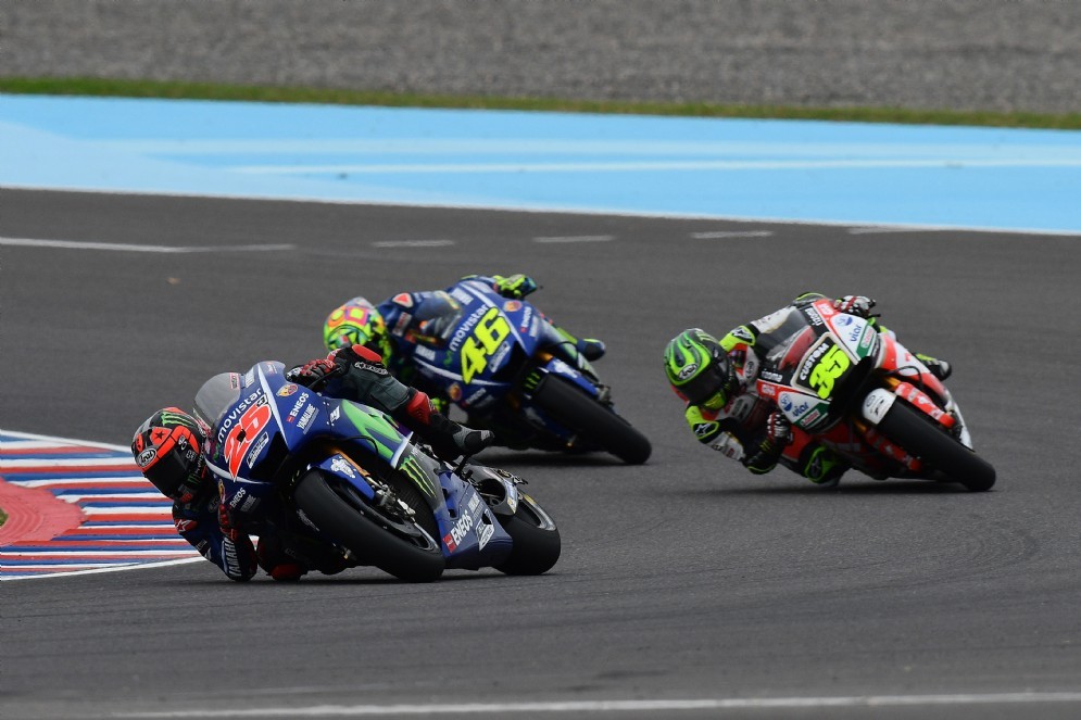 Vinales in azione in Argentina davanti a Cal Crutchlow e Rossi