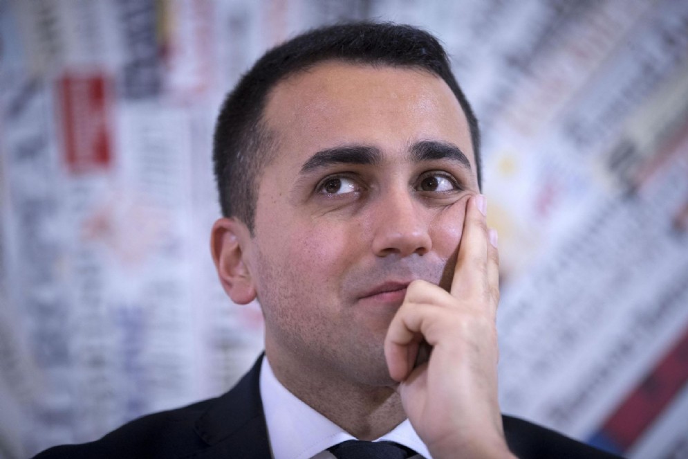 Il vicepresidente della Camera, Luigi Di Maio, nella bufera dopo un post su romeni e criminalità