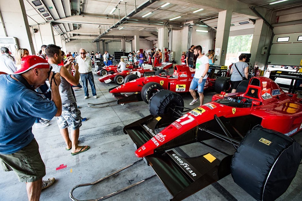 Le Ferrari nel box di Imola
