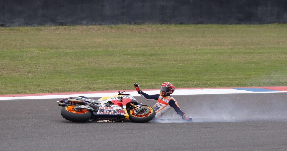 La caduta di Marc Marquez dalla testa dell'ultimo Gran Premio in Argentina