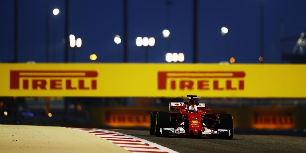 Sebastian Vettel in azione sulla sua Ferrari nelle prove libere in Bahrein