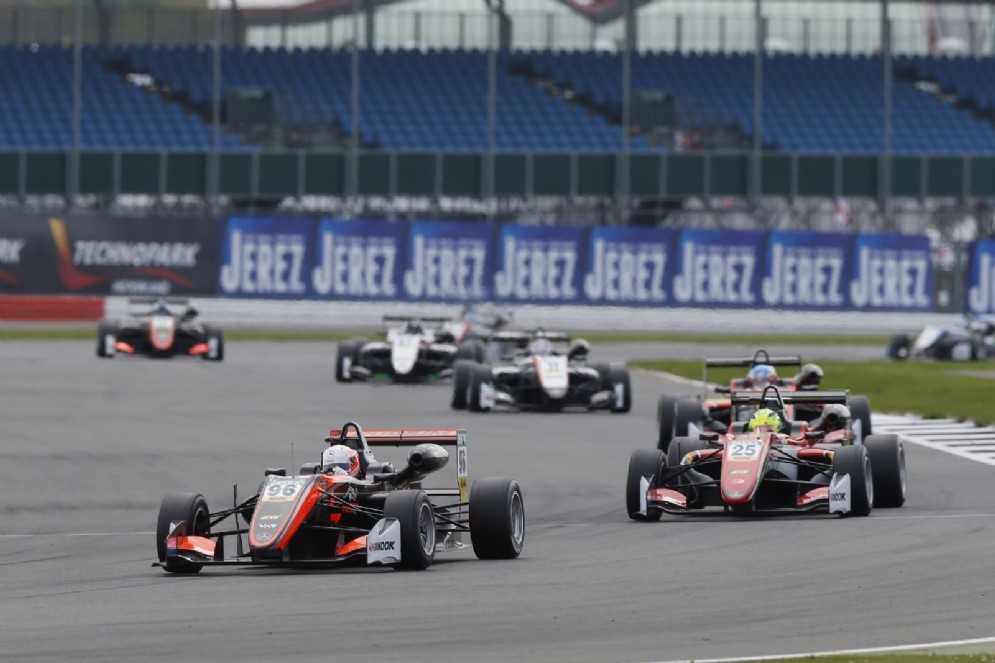 Schumi Jr in lotta con Mawson in gara-1 a Silverstone