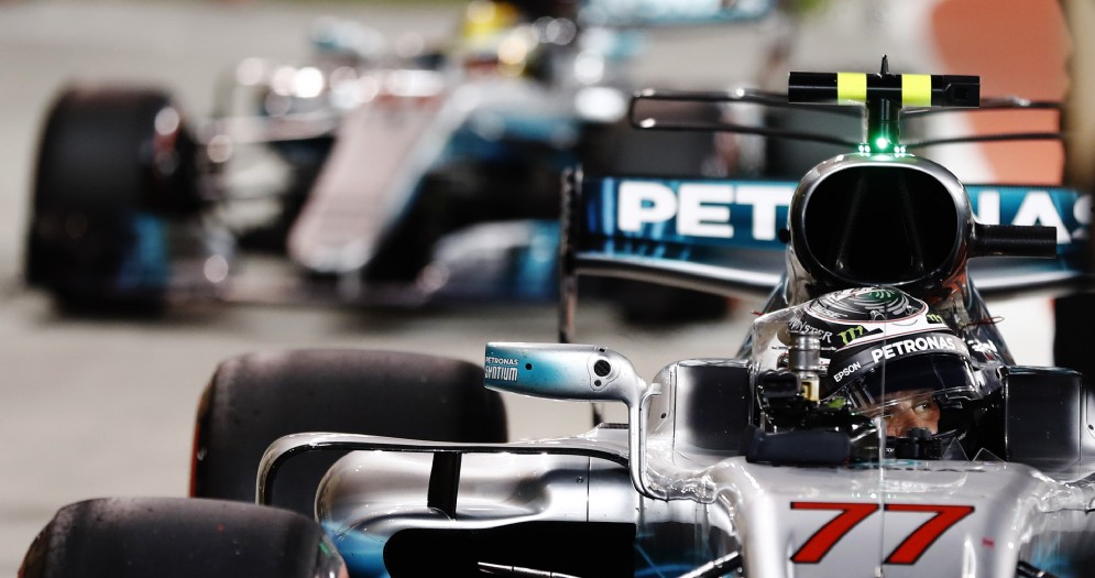 Valtteri Bottas davanti a Lewis Hamilton nel parco chiuso dopo le qualifiche in Bahrein