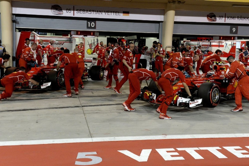 Le due Rosse spinte ai box dai meccanici