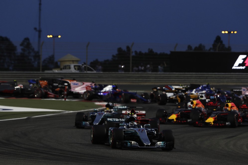 Il sorpasso di Vettel su Lewis Hamilton alla partenza
