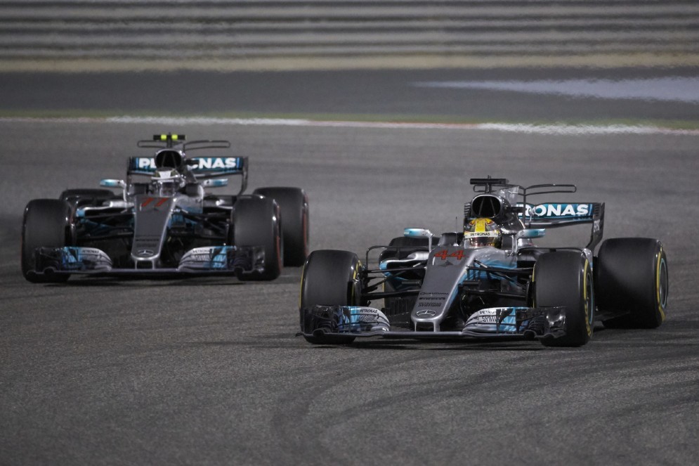 Hamilton scavalca il suo compagno di squadra Valtteri Bottas