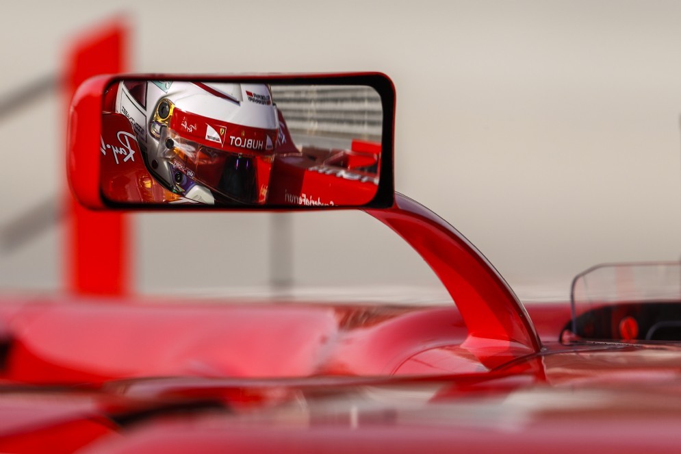 Il casco di Giovinazzi visto dallo specchietto retrovisore della Rossa