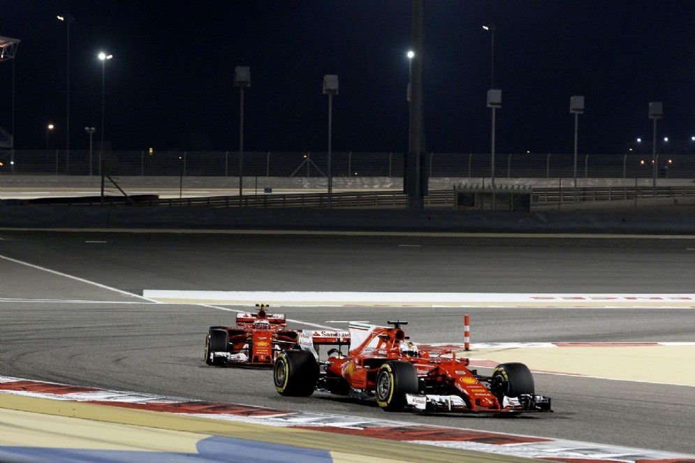 Raikkonen dietro al suo compagno di squadra Sebastian Vettel