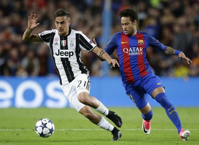 Dybala inseguito da Neymar