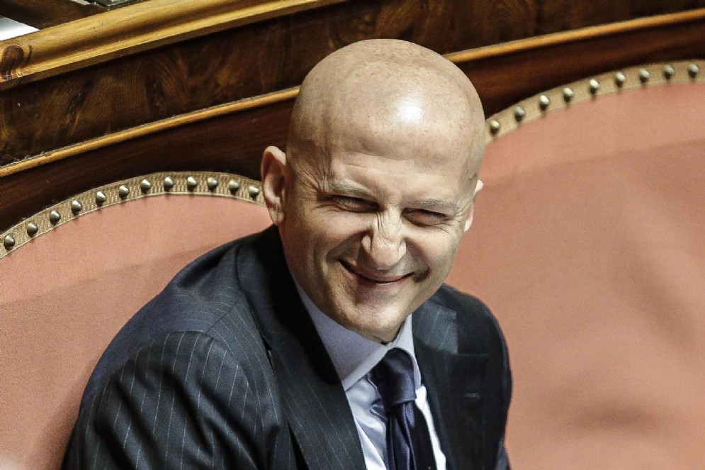 Augusto Minzolini prendendo la parola nell'aula del Senato chiamata a votare la sua richiesta di dimissioni