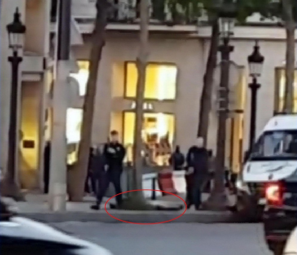 Un frame di un video fatto da un passante e mostrato dal Sky Tg24 in cui si vede il corpo di una persona a terra subito dopo l'attentato terroristico agli Champs Elysees. che in serata è stato rivendicato dall'Isis. Parigi, 20 aprile 2017
