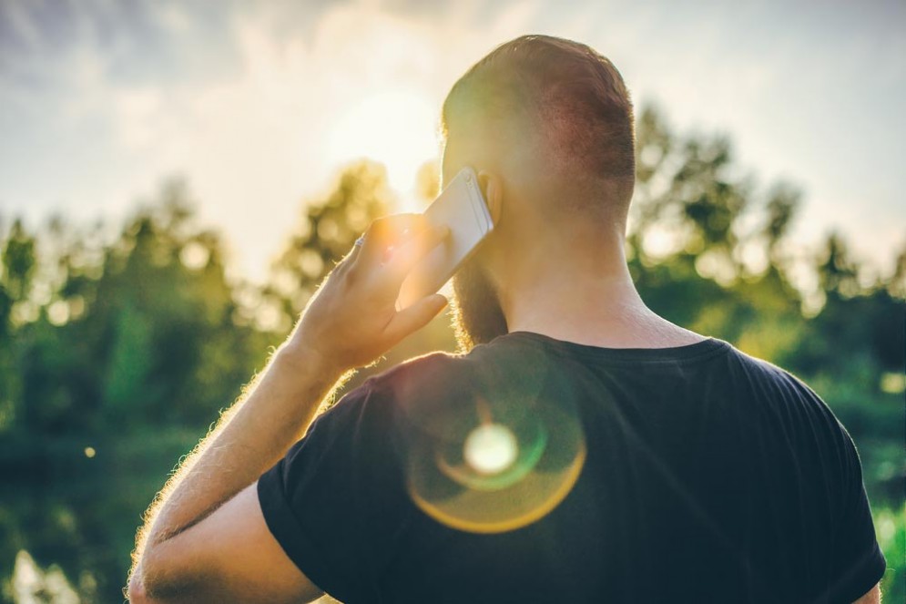 L'uso assiduo del cellulare potrebbe causare un tumore secondo il Tribunale di Ivrea