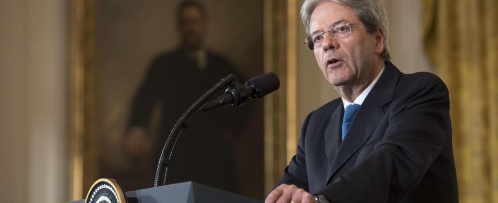 Paolo Gentiloni esalta l'amicizia tra Italia e Usa, poi irrompe la notizia di Parigi.