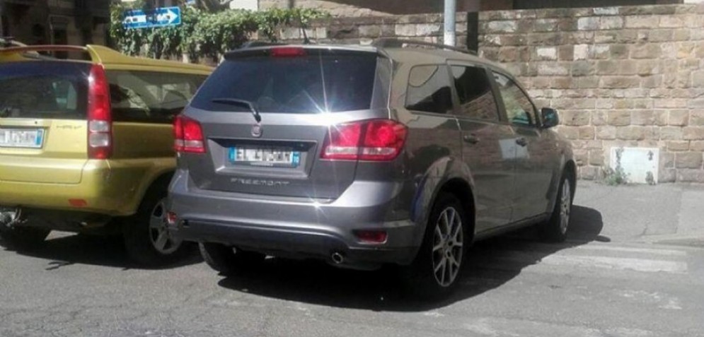 Qualcuno ha «pizzicato» l'auto del sindaco di Firenze, Dario Nardella parcheggiata sulle strisce pedonali e ha immortalato il gesto di inciviltà con una foto