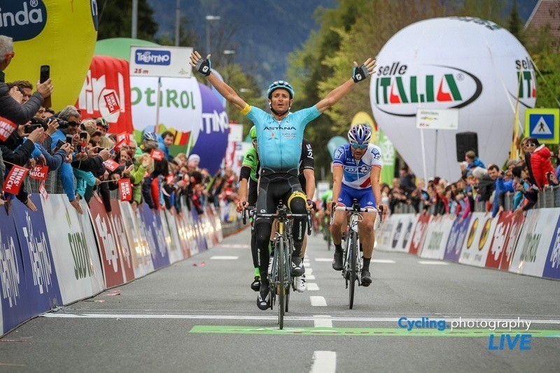 Michele Scarponi vince ad Innsbruck la prima tappa del Tour of the Alps, 17 aprile 2017