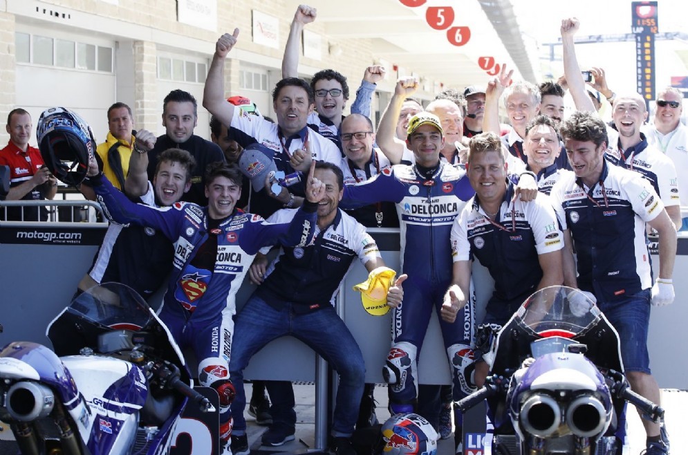 Fabio Di Giannantonio festeggia con il suo team e con il compagno di squadra Jorge Martin il podio
