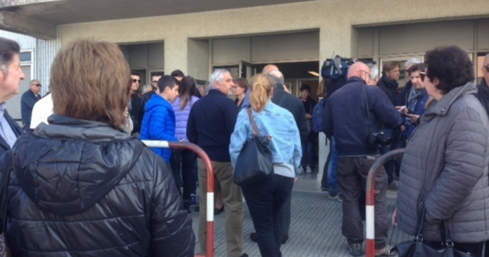 Folla alla camera ardente di Michele Scarponi