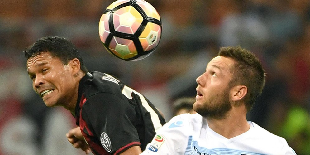 Il difensore della Lazio De Vrij a contrasto con Carlos Bacca