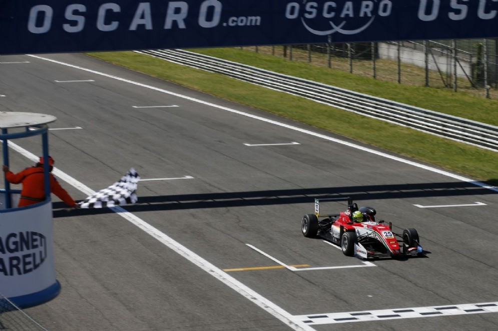 Schumi Jr taglia il traguardo di gara-1