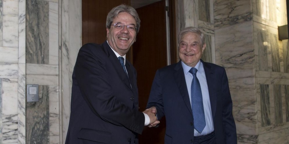 Il premier Paolo Gentiloni e il finanziere ungherese George Soros.