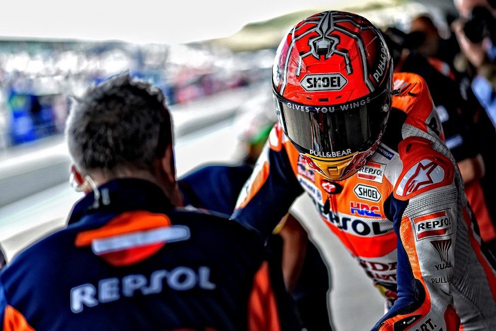 Marc Marquez sale in sella alla sua Honda