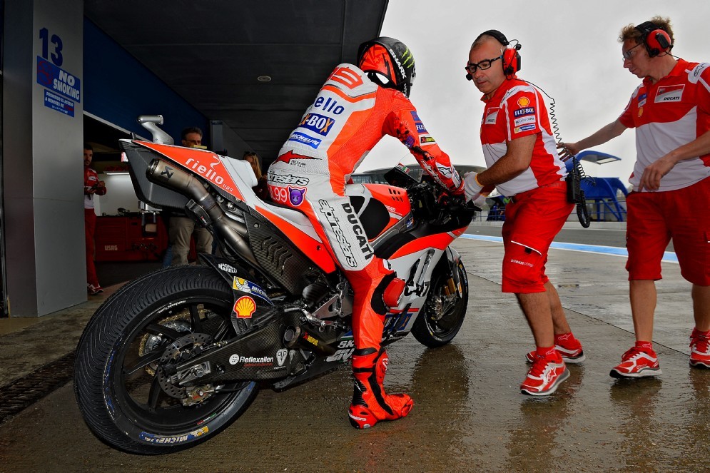 Jorge Lorenzo esce dai box nella mattinata bagnata di Jerez