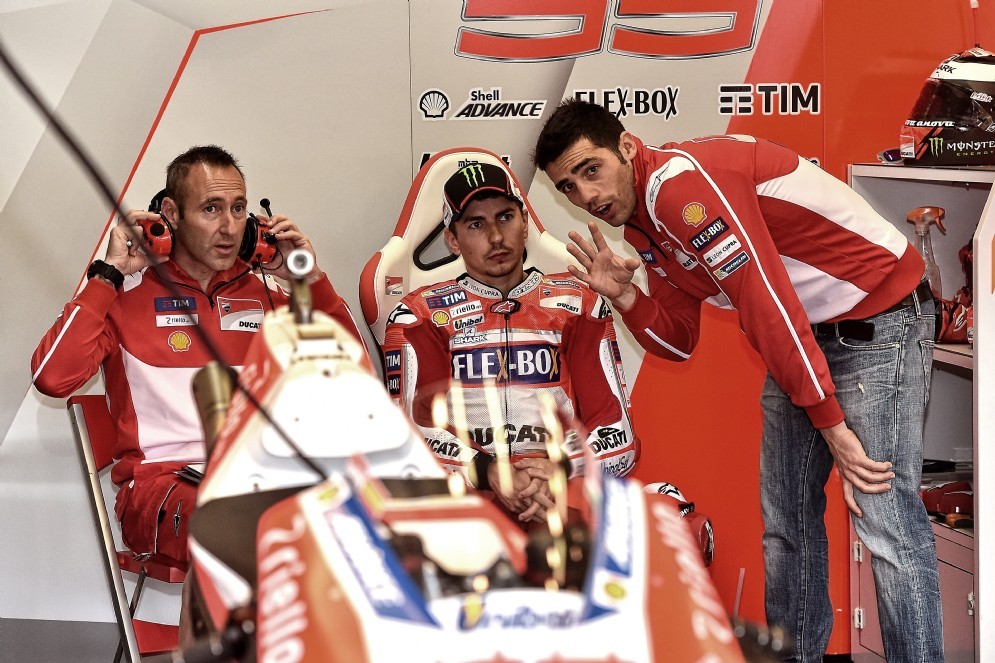 Jorge Lorenzo con il suo coach Michele Pirro ai box Ducati