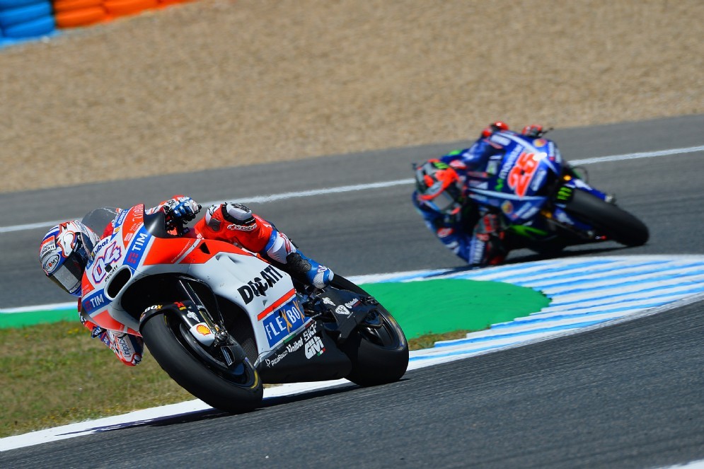 Andrea Dovizioso davanti a Maverick Vinales oggi in gara