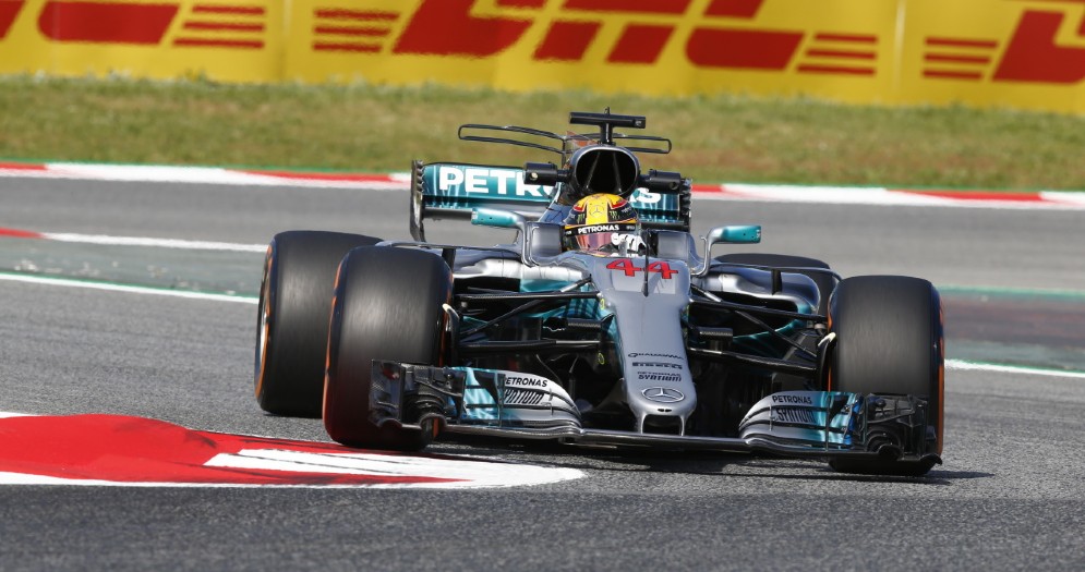 Lewis Hamilton in azione nelle prove libere di Barcellona