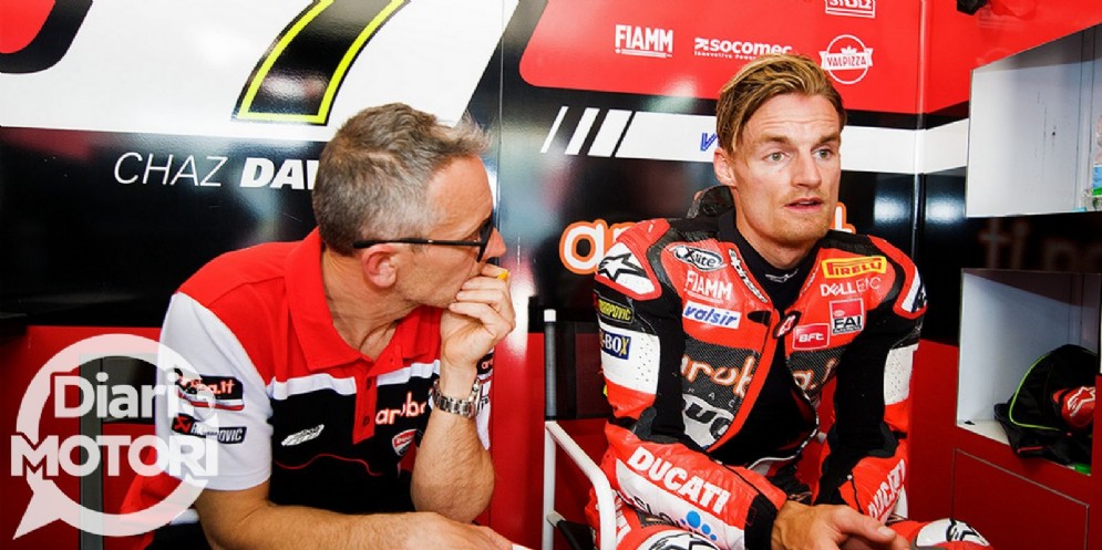 Davies all'interno del suo box