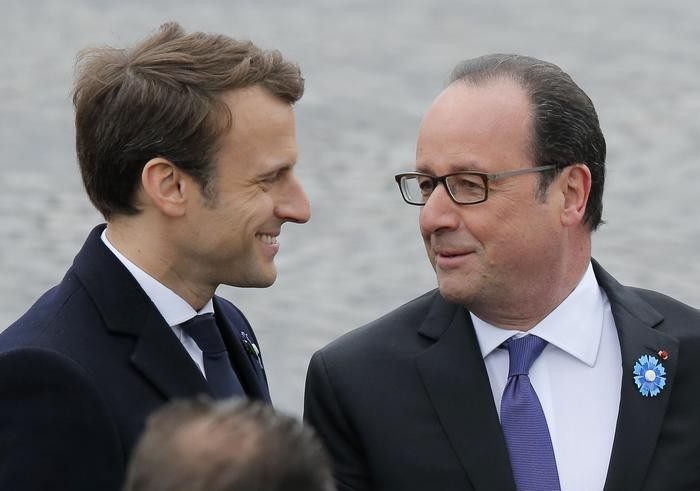 Emmanuel Macron con il Presidente francese uscente, Francois Hollande