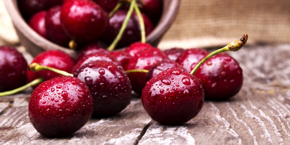Sui banchi dei mercati in Italia sono già arrivate albicocche, pesche, meloni, angurie e ciliegie Made in Italy