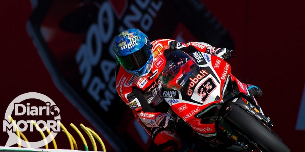 Marco Melandri sulla sua Panigale R nella corsa di oggi