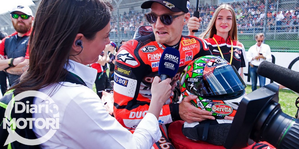 Davies parla con le televisioni sulla griglia di partenza