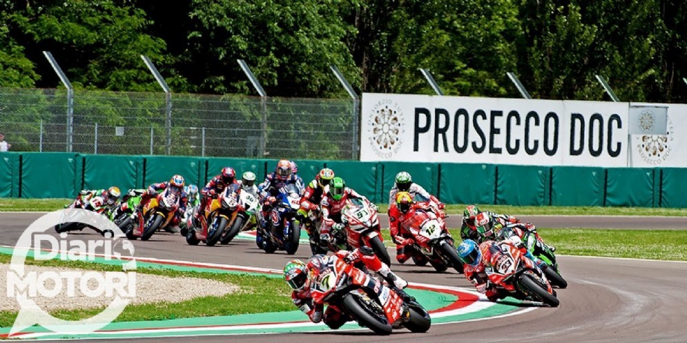 Le due Ducati di Davies e Melandri alla partenza