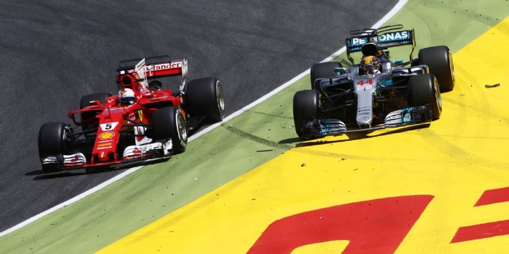La difesa ruota a ruota di Vettel su Hamilton alla prima curva dopo il pit stop