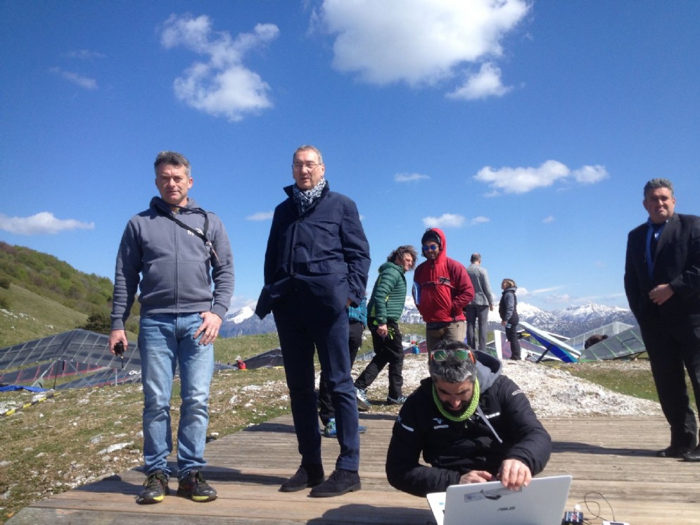 il vicepresidente della Regione Sergio Bolzonello allo "Spring Meeting", competizione internazionale di deltaplano in corso tra Travesio e Meduno (Pn)