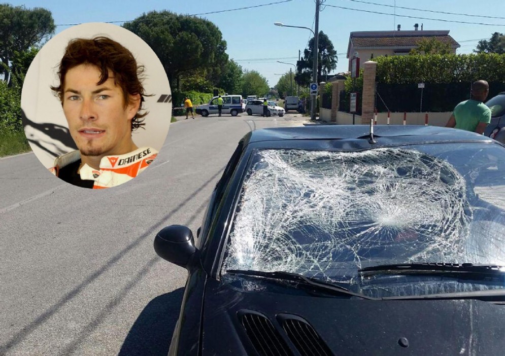 Il parabrezza sfondato della vettura che ha travolto la bici di Hayden