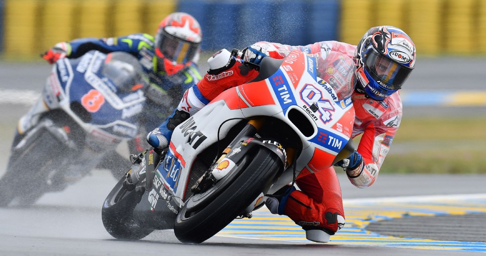 Andrea Dovizioso in azione sulla sua Ducati nelle prove libere a Le Mans