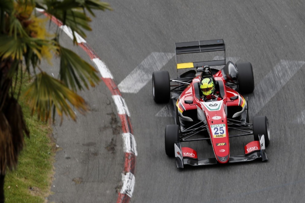 Il figlio di Michael in azione in gara-1 sul circuito cittadino francese